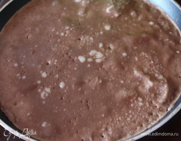 С утра достаем тесто, перемешиваем, оно будет похоже по консистенции на сливки, и начинаем печь блинчики как обычно.