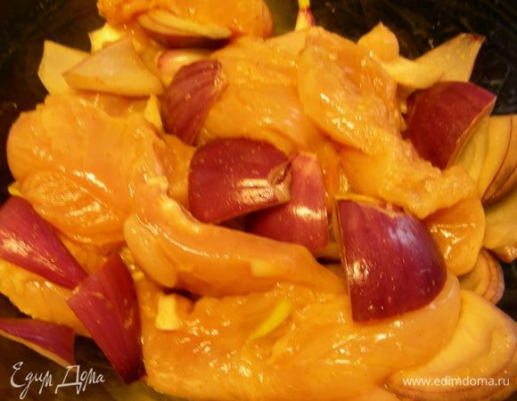 Филе режем на средние кусочки. Луковицы разрезаем на 4 части. Смешиваем уксус, масло, чили-пасту и маринуем в них курицу с луком. В рецепте курочку готовят сразу, а я поставила в холодильник на час.
