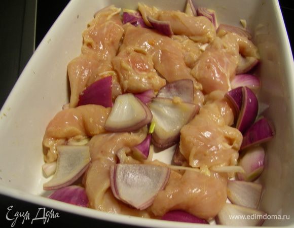 Выкладываем курочку с луком в форму для запекания и ставим в духовку 200 гр минут на 30 (бедрышки и голени могут готовиться дольше). Я готовила под фольгой и сняла ее на последние на 10 минут. 