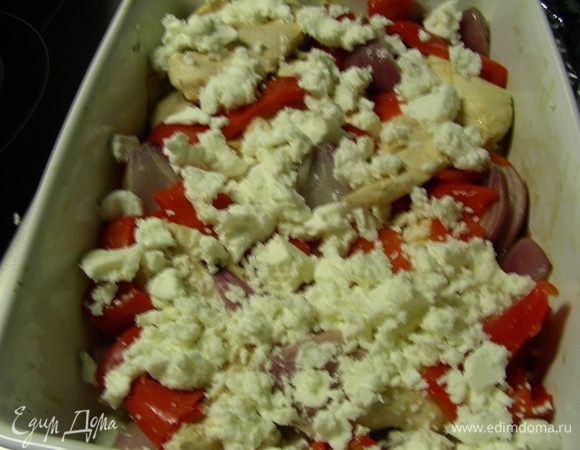 В последние 10 минут добавляем в форму перец и фету. И за несколько минут до готовности - кедровые орешки. 
