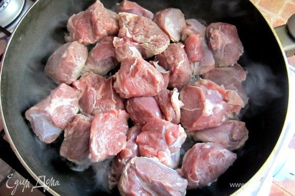 Сильно разогреть сковороду, быстро обжарить со всех сторон баранину, по 3 мин с каждой стороны. Переложить мясо в кастрюлю.