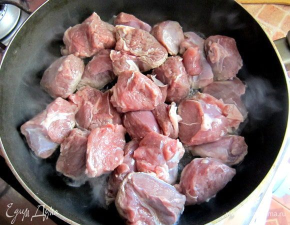 Сильно разогреть сковороду, быстро обжарить со всех сторон баранину, по 3 мин с каждой стороны. Переложить мясо в кастрюлю.