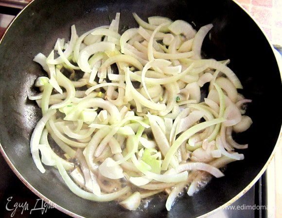 В сковороду, где жарилась баранина, положить нарезанный лук, влить 2 ст л настоя от чернослива. Готовить 2 мин.
