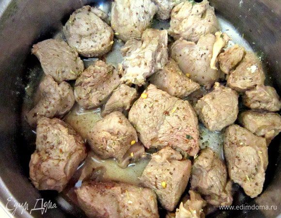 Мясо немного посолить, добавить молотый имбирь, корицу и специи для баранины.