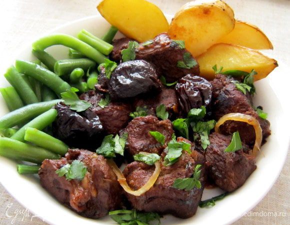 Подавать баранинку можно и с овощами, и с кускусом, и с картошечкой. Я же запекала ломтики картофеля с курдючным жиром, приправив картофель солью, карри и перцем. Ну очень вкусно получилось!
