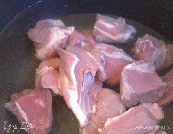 Варим кусочки мяса с очищенным луком и лавровым листом