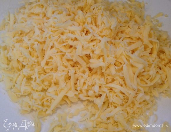 Натираем на крупной терке сыр