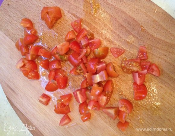 Нарезаем помидоры на маленькие квадратики