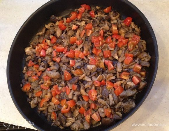 Сверху грибов раскладываем кусочки помидор....
