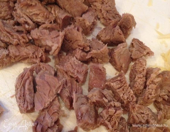 нарезаем готовое мясо на мелкие кусочки 
