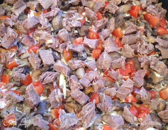 Добавляем и их поверх грибов, солим, перчим ( не забывая, что и в майонезе и сыре есть соль)
