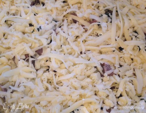 И закрываем всё натертым сыром ( чем больше сыра, тем лучше!)