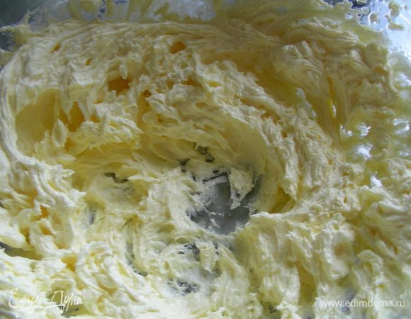 Взбиваем сливочное масло с сахаром и ванильным сахаром. Добавляем желток и взбиваем еще раз.
