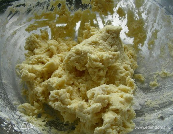 Добавляем мучную смесь к масляной. Быстренько миксером или ложкой вымешиваем тесто. Оно получается мягкое и слегка липкое.
