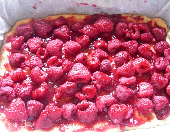 Затем выкладываем малину. У меня была замороженная, которую я наполовину разморозила, она много сока не выделила.
