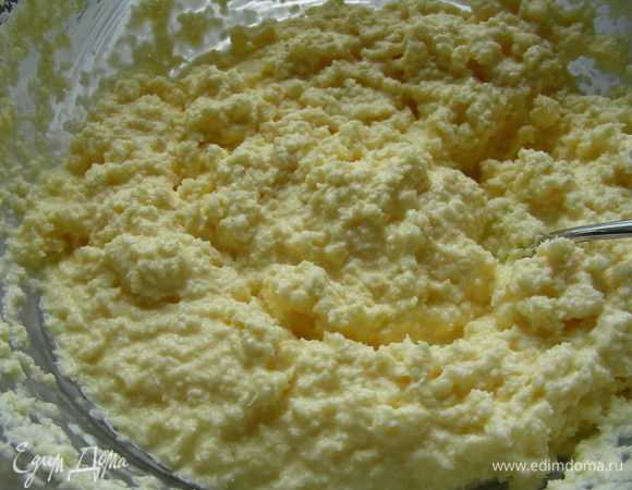 Для заливки взбиваем яйца с сахаром. Добавляем сливки и кокосовую стружку. Все хорошо перемешиваем. Получается густая масса.

