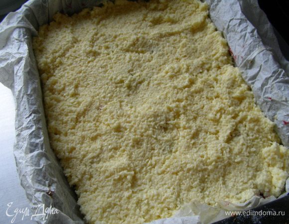 Ложкой выкладываем ее на малину. Отправляем пирог в духовку еще на 25 минут.
