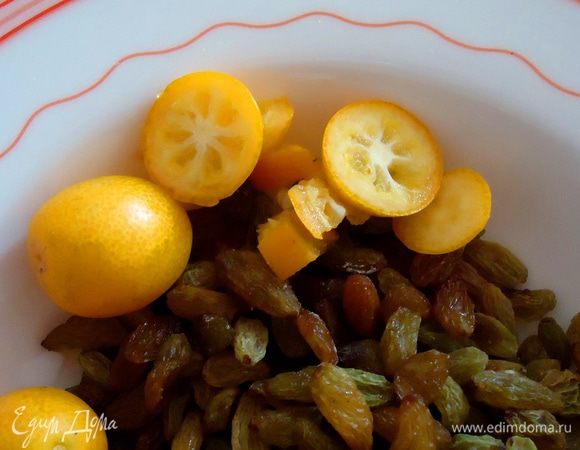 Итак, приступим. Начнем с начинки. Изюм промыть. Золотые мандаринки (если найдете) помыть и порезать. Натереть на крупной терке или нарезать цедру апельсина, не захватывая горькую белую часть шкурки.