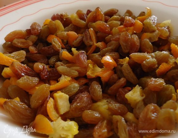 Заливаем ромом, накрываем пищевой пленкой и отправляем в микроволновку на среднюю мощность на 10 мин. Изюм набухнет, цедра станет мягкой и начинка приобретет неповторимый ромово-апельсиновый аромат. Ставим начинку остывать.