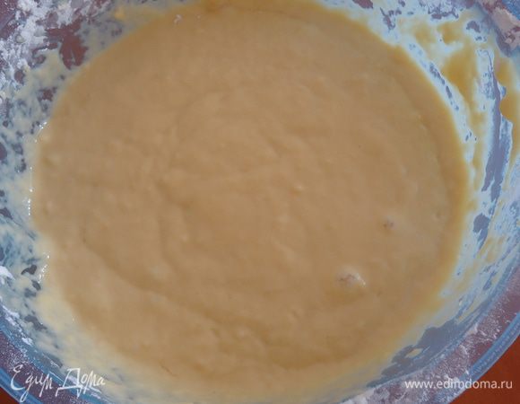 Теперь тесто. Делаем опару: для этого дрожжи развести в теплом (но не в горячем!) молоке. Добавим сахар и половину муки. Накроем полотенцем и оставим в теплом месте на 30 мин.