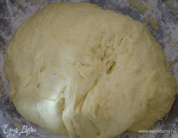 Теперь добавим остальную муку, ароматизатор, ванильный сахар, соль, размягченное сливочное масло. Замесим тесто. Оставим его в теплом месте под полотенцем подниматься на час. Обомнем тесто, и оставим еще на час.