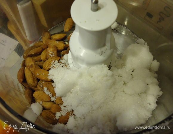 Миндаль с сахаром измельчить в комбайне в мелкую крошку.