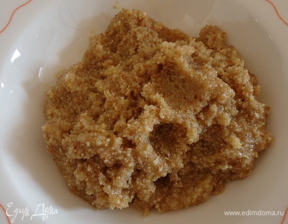 Добавить сок половины апельсина (с которого мы снимали цедру), хорошо перемешать, чтобы в соке расстворился сахар. Масса не должна получиться жидкой.