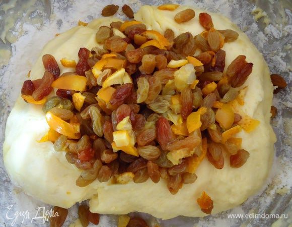 Если цукаты с изюмом еще не впитали весь ром, то их нужно обсушить салфеткой. У меня все хорошенько впиталось, поэтому я просто добавила их к тесту. 