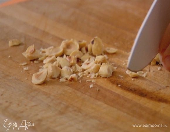Орехи мелко порубить.