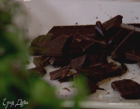 50 г шоколада поломать на кусочки, оставшийся шоколад нарезать ножом стружкой.