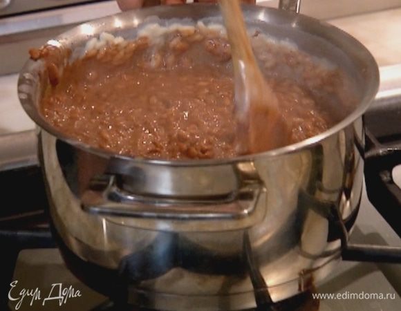 Добавить в кашу изюм, кусочки шоколада и, помешивая, прогревать еще минуту.