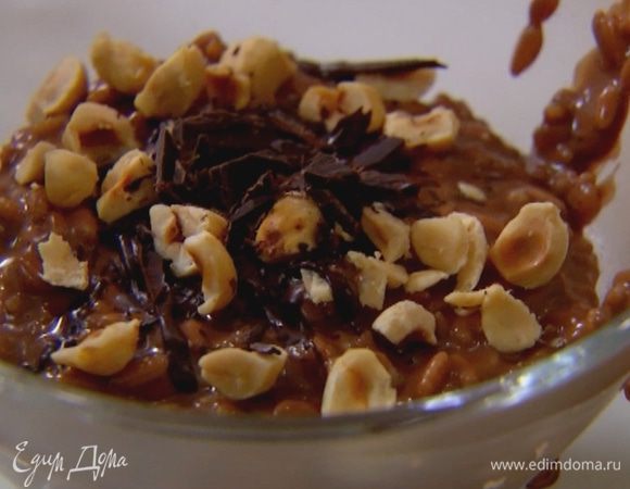 Готовую кашу посыпать орехами и шоколадной стружкой.