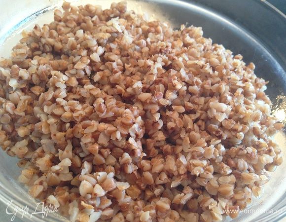 Из гречки сварить рассыпчатую кашу. Остудить...