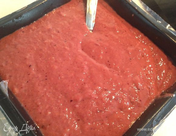 Печень измельчить до пастообразного состояния с помощью блендера...