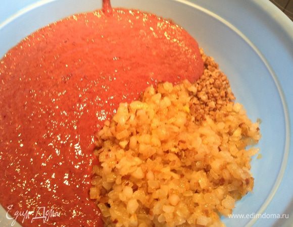 Смешать гречневую кашу, печень, лук с салом...