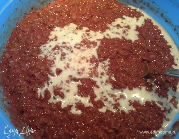 Добавить к смеси молоко. Посолить и по перчить по вкусу. Хорошо перемешать. Смесь получается консистенции густой сметаны...