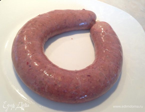 С помощью специальной насадки наполнить кишки смесью. Главное, не набивать очень плотно...