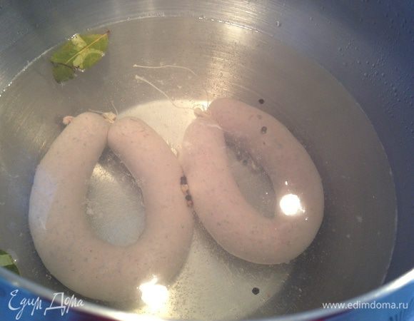 Сделать в колбасе частые проколы иголкой. Отвратить в течение 15 минут в подсоленной воде с лавровым листом и душистым перцем...