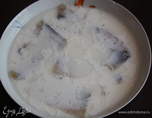 Нам нужно замочить на несколько часов селедку в молоке.
Я замачивала на 4 часа. Хлеб замочить за полчаса до приготовления рулетов.