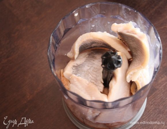 Далее достаем селедку, обсушиваем в бумажном полотенце и мелко-мелко рубим селедку и хлеб. Я все измельчила в блендере в импульсном режиме.