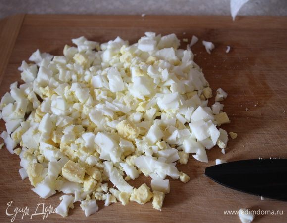 Мелко рубим яйца