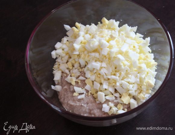 Отправляем в миску к измельченным селедке и хлебу