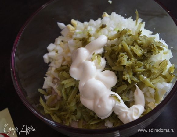 Натираем на крупной терке маринованные огурцы, отправляем к остальным ингредиентам,заправляем майонезом. 