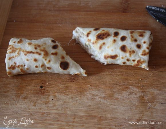 Достаем, режем напополам под углом 45 градусов и подаем!!!