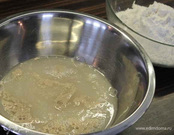 Дрожжи, сахар и соль залить теплой водой и дать постоять не мешая 5 минут! (чтобы сухие дрожжи разошлись) Муку просеять.