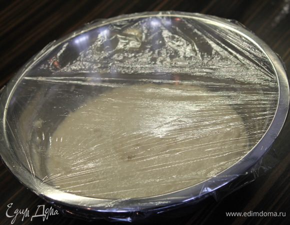 Теперь перемешать до однородности ложкой и всыпать муку!....Размешать хорошо. Я справилась только ложкой. Накрыть пищевой пленкой и отправить на полчасика в теплое уютное место....