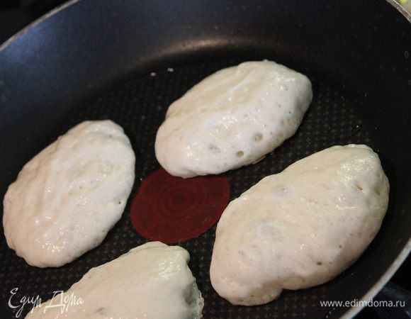 А вот теперь самое главное!) - Берем тесто ложкой НЕ МЕШАЯ!!! и жарим с двух сторон.....Оно липкое,не пугайтесь, я помогала выкладывать снимая его с ложки указательным пальцем другой руки:).... Они такие вкусные!!! Просто пышечки! Приятного вам!) и радостей!!!