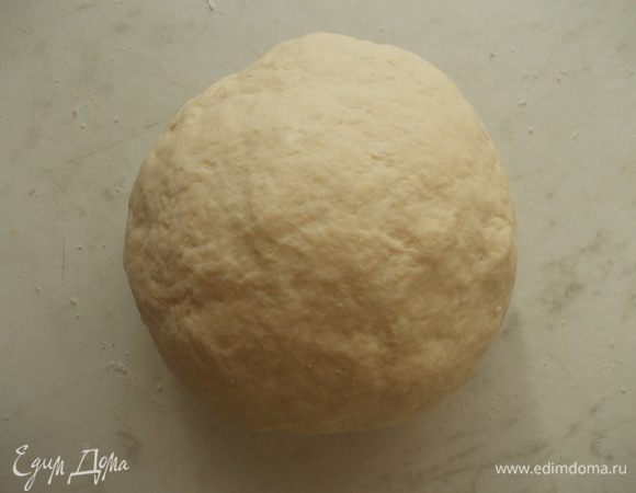 Замесить песочное тесто из масла, муки, яйца и сметаны. Для этого масло растереть в крошку с мукой и солью, а затем добавить яйцо и сметану. 