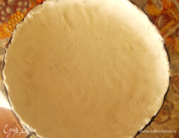 Готовое тесто тонко раскатать и уложить в форму. Убрать в холодильник на час.