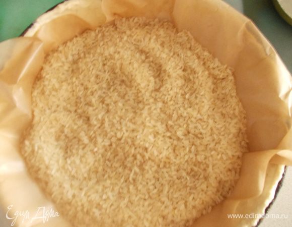 Достать тесто из холодильника. Затем форму застелить пергаментом и высыпать какой нибудь груз (рис, горох, фасоль). Поставить запекаться 20 минут при 180-190 С.